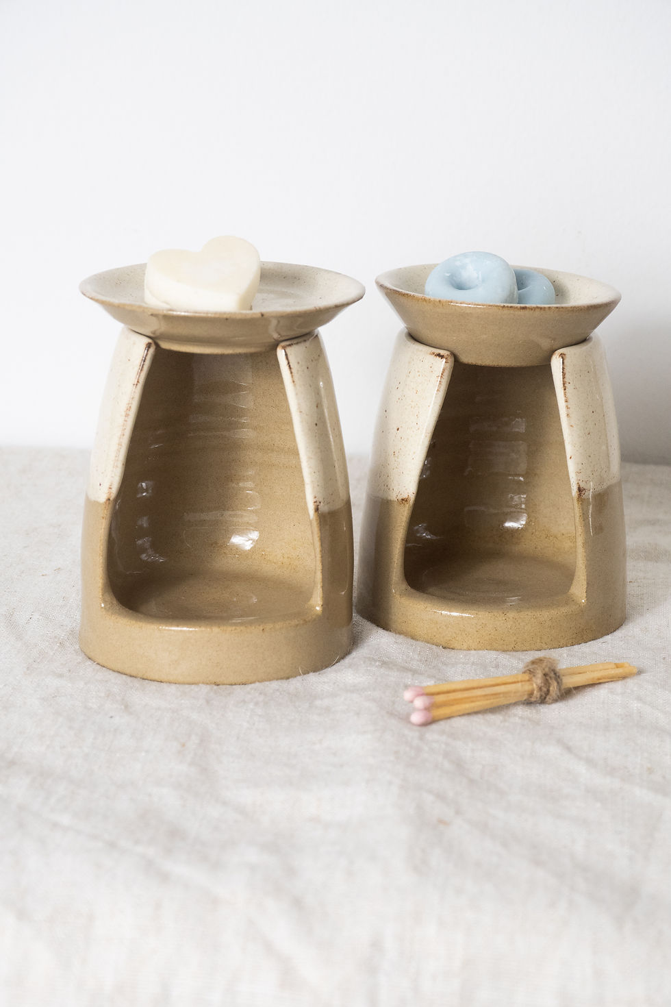 Quemador de cerámica hecho a mano en torno alfarero