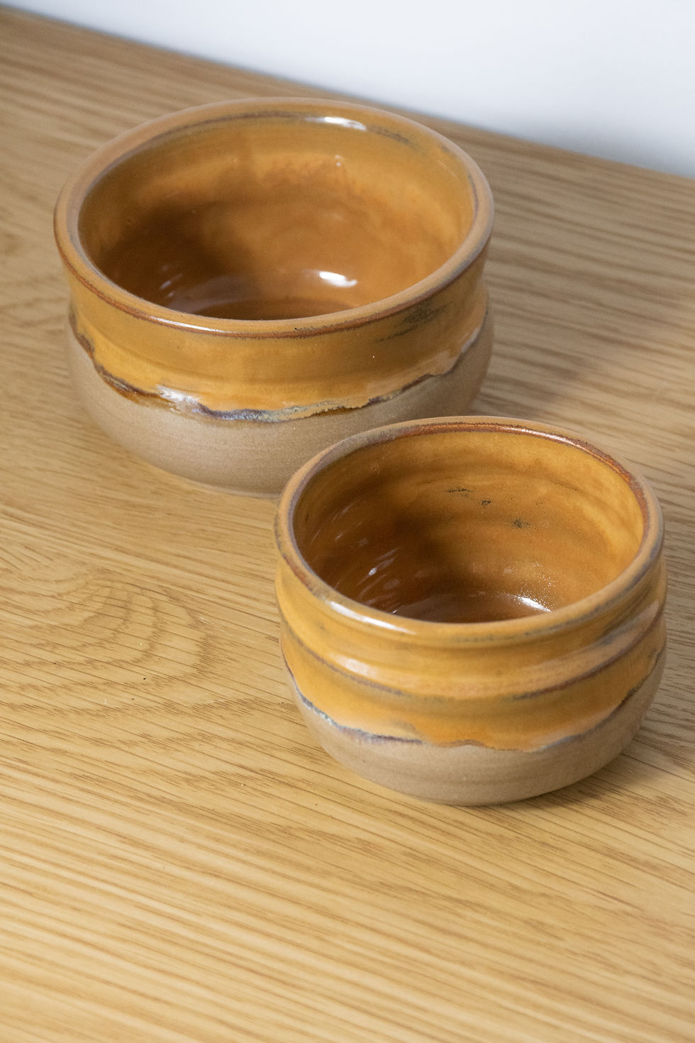 Pareja de cuencos de cerámica modelados artesanalmente en torno alfarero, con esmalte libre de tóxicos
