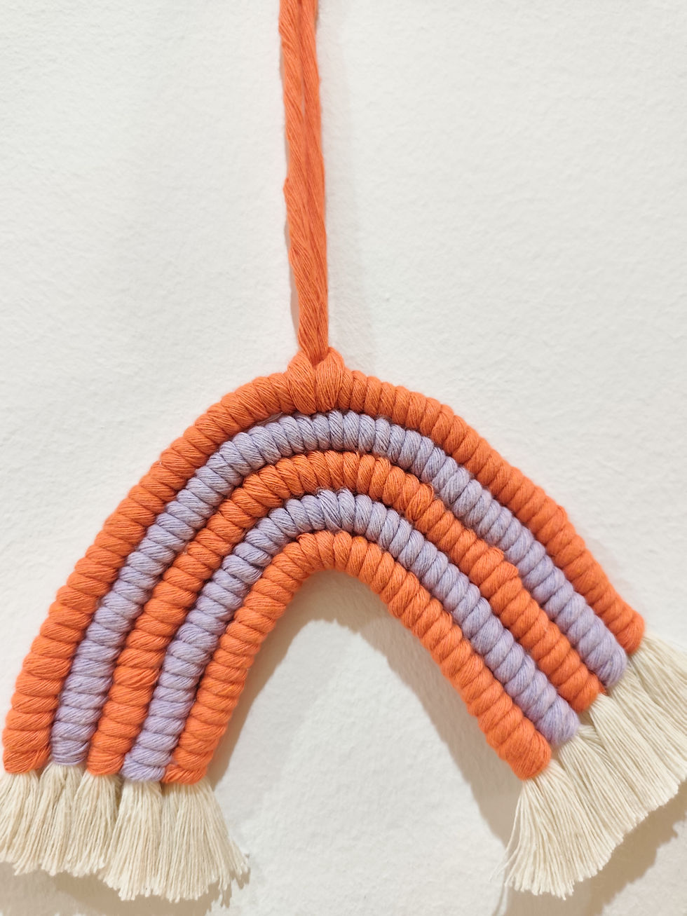 Miniatura: Arcoíris de Macramé Hecho a Mano con Hilo Reciclado. vista habitación