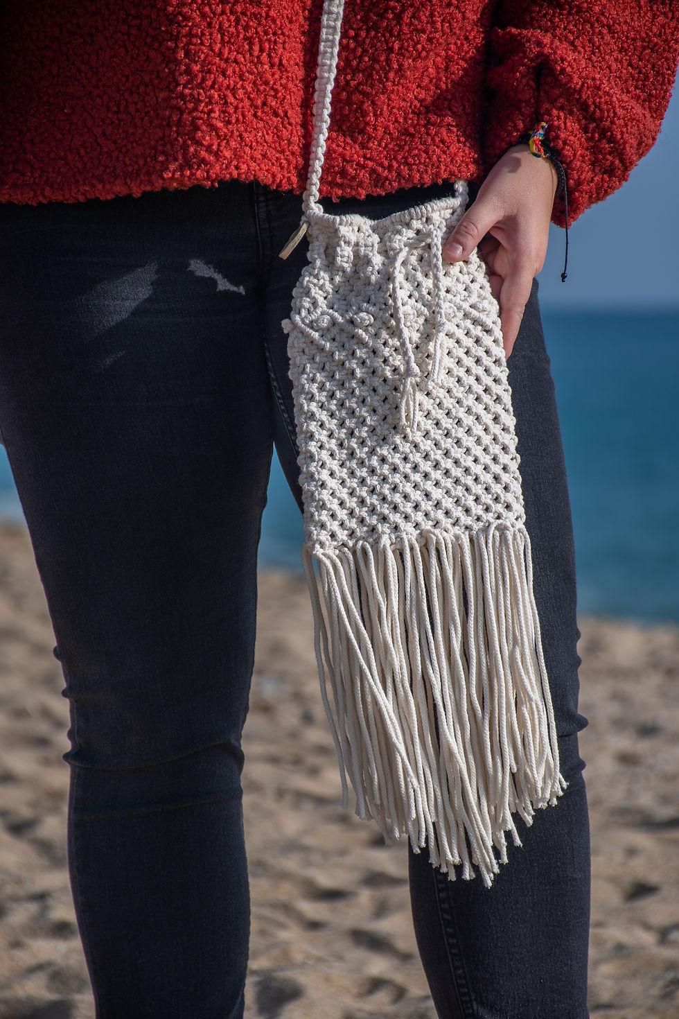 Bolso de macramé estilo boho con flecos, hecho a mano para completar cualquier look.