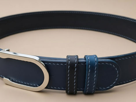 Bouclier Hari Exchangeable Belt: Florentine vegetable-tanned leather in black and marine blue, modular design, hand-stitched elegance.