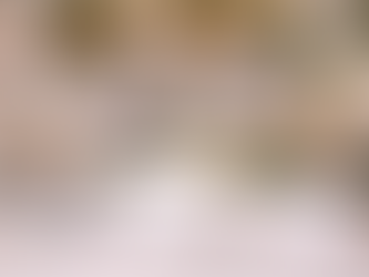 Organisation du budget mariage avec carnet de planning, calculatrice ey décoration florale élégante