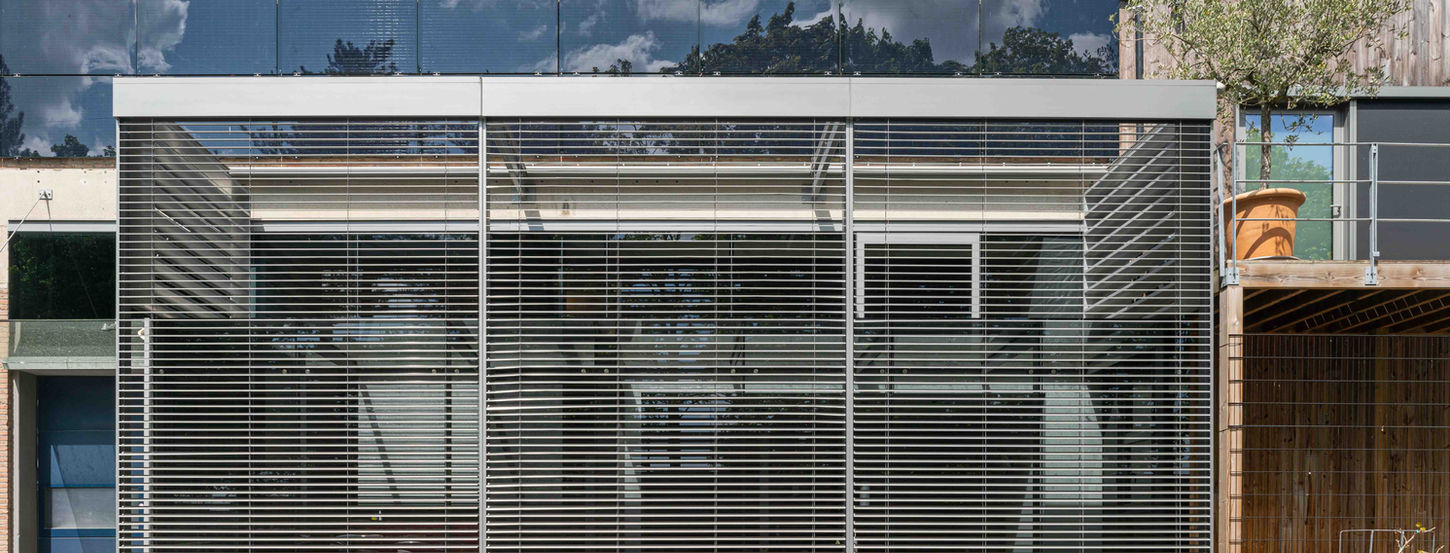 mooie zwarte zonnepaneel gevelbekleding