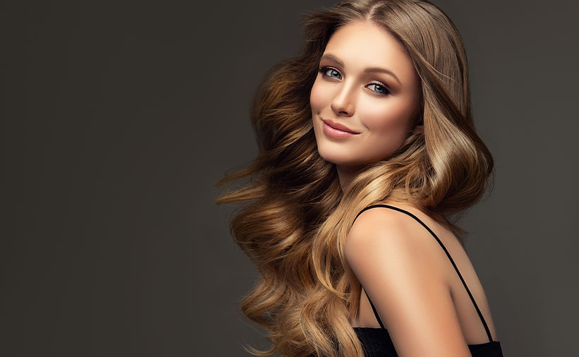 perfecto-bien-arreglado-rizado-largo-profundo-cabello-rubio-rodeando-rostro-bastante-sonri
