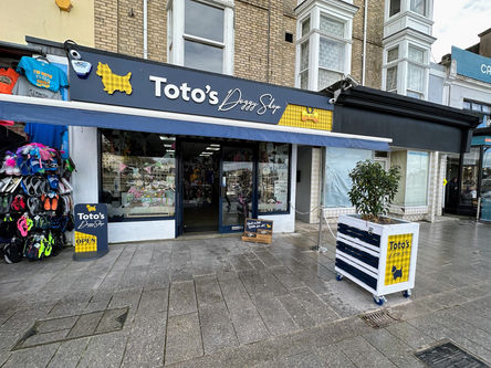 Toto's Doggy Shop Exterior