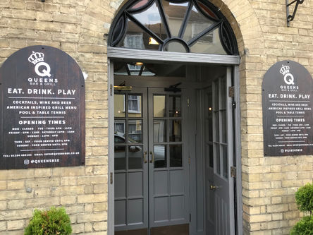 Queen's Bar & Grill Exterior