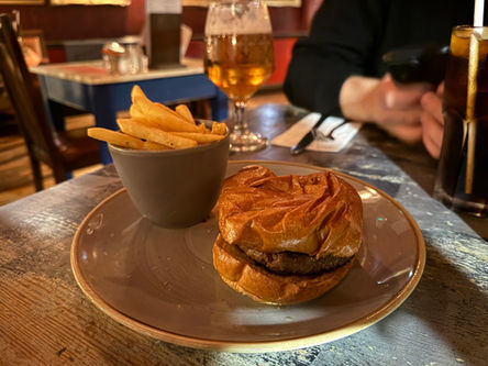 Edmundo Lounge Food / drink