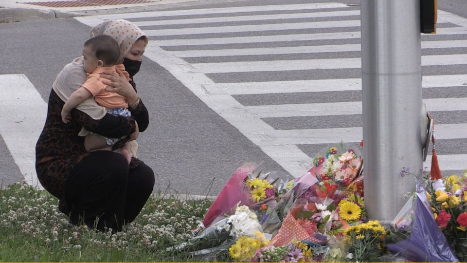 Memorial improvisado en London, Ontario. después de que una familia musulmana fuera asesinada en un presunto ataque motivado por el odio.
