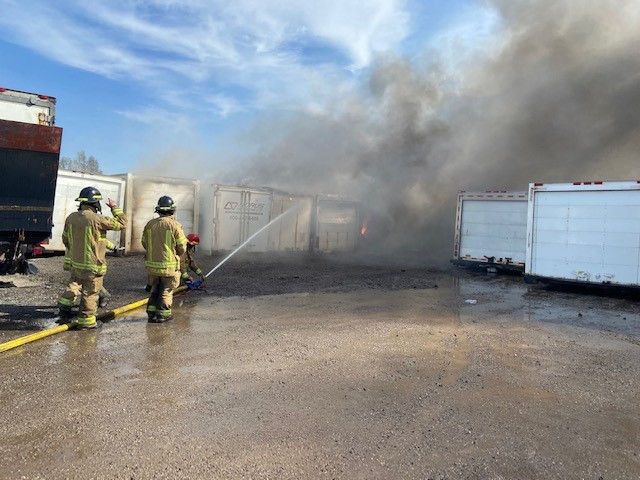 Gran incendio industrial es controlado en Pickering.