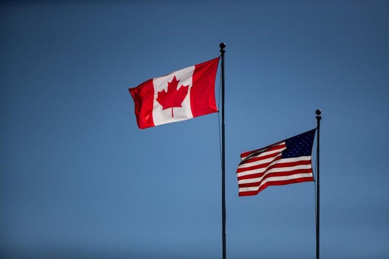 Las banderas de Canadá y EE. UU. ondean al viento en el cruce fronterizo Douglas-Peace Arch, en Surrey, BC, el 16 de marzo de 2020. THE CANADIAN PRESS/Darryl Dyck Leer más Por michael guardabosques Posted Mar 3, 2022, 10:45AM EST. Última actualización 3 de marzo de 2022, 12:29 p. m. EST. Un grupo de alcaldes canadienses de varios municipios fronterizos terrestres están instando al gobierno federal a eliminar los requisitos de prueba de COVID-19 para los viajeros con todas las vacunas. La coalición de alcaldes de todo el país envió una carta abierta al primer ministro Justin Trudeau, solicitando que se eliminen las pruebas de inmediato para permitir que más turistas estadounidenses crucen la frontera. “Como saben, las comunidades fronterizas han estado a la vanguardia de la estrategia federal y han pagado un alto precio con el cierre de la frontera a todos los viajes, excepto a los esenciales, durante 20 meses”, se lee en la carta abierta. “Incluso ahora, la frontera permanece bajo pautas de prueba muy estrictas que no están justificadas por la ciencia actual y están fuera de línea con los mandatos de los funcionarios de salud pública”. Relacionados: Canadá alivia las restricciones de viaje internacional para personas con todas las vacunas Canadá enumera el riesgo de viajar a Ucrania como extremo, vuelos afectados La carta señala que los funcionarios del departamento le han estado diciendo a las industrias fronterizas que los requisitos de prueba en las fronteras terrestres no se revisarán hasta fines de marzo. También señala que los canadienses podrán asistir a grandes eventos de espectadores, como juegos de la NHL con 20,000 fanáticos, y no estarán sujetos a ninguna prueba de COVID-19. “Pero los turistas estadounidenses completamente vacunados no podrán cruzar la frontera en su propio automóvil familiar sin una prueba innecesaria y costosa administrada por un profesional de la salud”, continúa la carta al primer ministro. “Este absurdo socavará la confianza de los canadienses en todos los niveles de gobierno”. La carta incluye 14 firmas, incluidos alcaldes de Windsor, Sarnia y Niagara Falls, y funcionarios electos de otras ciudades fronterizas de Ontario, Quebec, New Brunswick, Manitoba, Saskatchewan, Alberta y Columbia Británica. Los alcaldes de Windsor, Sarnia y Niagara Falls realizaron una conferencia de prensa junto con representaciones de la industria del turismo la semana pasada para instar a los cambios. A principios de esta semana, Canadá relajó algunas medidas fronterizas para los viajeros completamente vacunados y ahora solo se seleccionan al azar a los viajeros para las pruebas a la llegada. Todos los viajeros aún necesitan una prueba de una prueba negativa antes de ingresar a Canadá, pero ahora pueden realizar una prueba rápida el día antes de llegar en lugar de tener que realizar una prueba PCR. Las pruebas rápidas deben estar autorizadas y deben administrarse en un laboratorio o entidad de salud, las pruebas no se pueden realizar en el hogar. Legisladores de EE. UU.: Levantan las restricciones de viaje de COVID-19 en la frontera canadiense Algunos republicanos en el Congreso de EE. UU. redactaron una ley a principios de esta semana llamada 'Ley de reapertura de la frontera norte'. Está diseñado para obligar a la administración de Biden a eliminar todas las restricciones de viaje de COVID-19 para los visitantes canadienses. Uno de los políticos dice que los estadounidenses y los canadienses están hartos de lo que él llama “la extralimitación opresiva e inconstitucional que se les impone y que amenaza nuestra estabilidad económica y libertades personales”. Los visitantes canadienses ya no necesitarían estar vacunados para ingresar a los EE. UU. o, en el caso de viajes aéreos, mostrar prueba de una prueba negativa de COVID-19, en el improbable caso de que el proyecto de ley se convierta en ley. Historias destacadas This image made from a video released by Zaporizhzhia nuclear power plant shows bright flaring object landing in grounds of the nuclear plant in Enerhodar, Ukraine Friday, March 4, 2022. Russian forces shelled Europe’s largest nuclear plant early Friday, sparking a fire as they pressed their attack on a crucial energy-producing Ukrainian city and gained ground in their bid to cut off the country from the sea. (Zaporizhzhia nuclear power plant via AP) ACTUALIZADO Incendio extinguido en planta nuclear clave de Ucrania tras ataque ruso Mar 3, 2022 Ontario Deputy Premier Christine Elliott ACTUALIZADO La ministra de Salud, Christine Elliott, no buscará la reelección en junio hace 12 horas A man walks in front of a destroyed building after a Russian missile attack Qué saber el día 9 de la guerra Rusia-Ucrania hace 4 horas Sex workers raise their fists in solidarity 'Lucha por los derechos humanos': los defensores quieren ver cambios que apoyen la industria del comercio sexual hace 2 horas 680 NEWS radio en vivo Mire, escuche y conéctese con CityNews Más populares hoy Ontario levantará el mandato de máscara para fines de marzo a pesar del riesgo de propagación debido a la subvariante BA.2: Moore ACTUALIZADO Incendio extinguido en planta nuclear clave de Ucrania tras ataque ruso La policía dice que 'no hay amenaza' para el público en Promenade Mall a pesar de la fuerte presencia de oficiales Juez de Ontario dictamina que la madre no tiene que vacunar a los niños contra el COVID-19 Un estudio de la Universidad de Toronto muestra un alto nivel de exposición química para los trabajadores de salones de uñas Lo más visto hoy 1:14 Default Un hombre muere después de un tiroteo a la luz del día en una zona residencial de Brampton La policía de Peel está buscando sospechosos después de que un hombre fuera asesinado a tiros en Brampton esta tarde. Mark Douglas tiene los detalles. Mar 1, 2022 2:52 Default Las fuerzas rusas se acercan, mientras cae la tarde sobre el frente de Ucrania Feb 26, 2022 2:02 Default ¿Cuándo deberían eliminarse los mandatos de máscara de Ontario? Mar 2, 2022 0:40 Default Diplomáticos abandonan el discurso del canciller ruso en reunión de la ONU Mar 1, 2022 2:51 Default Adolescente de Oakville honrado como héroe después de nadar para salvar vidas Feb 27, 2022 Más videos EN VIVO AHORA : Titulares HASTA LA PRÓXIMA 7:00 pmTitulares 7:01 pmTráfico y clima 7:02 pmNoticias RadioPlayer Canadá 680 NOTICIAS radio en vivo Obtenga la aplicación CityNews Toronto Mire CityNews, escuche CityNews 680 en vivo en cualquier momento y obtenga alertas de última hora, tráfico, clima y videos de CityNews Toronto en cualquier lugar, en todos los dispositivos Android e iOS. Tienda de aplicaciones Google Play Sobre nosotros Contáctenos y Noticias Consejos Ver Citytv Publicidad con nosotros Política de privacidad Opciones de anuncios Registro de Anuncios Políticos Términos de servicio Noticias de Rogers Radio 333 Bloor Street East, Toronto, Ontario M4W 1G9 © 2002 - 2022 Rogers Media. Todos los derechos reservados.