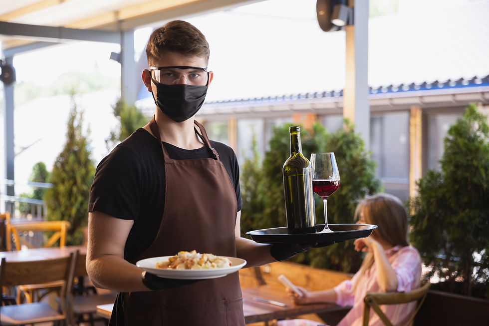 Trabajadores de restaurantes serán vacunados en la Fase 2 del plan de vacunación.