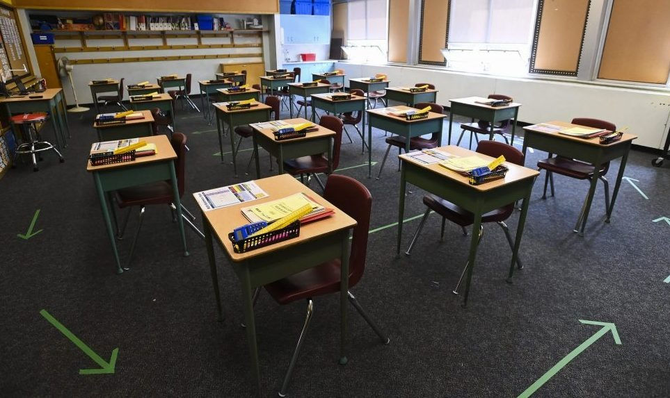 Se muestra un salón de clase de sexto grado en Hunter's Glen Junior Public School, que es parte de la Junta Escolar del Distrito de Toronto durante la pandemia de COVID-19 el 14 de septiembre de 2020.