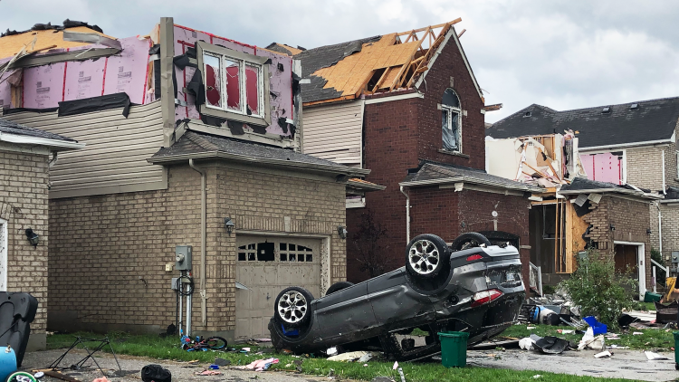 Casas dañadas en Barrie, Ontario, el 15 de julio de 2021, después de que pasara un tornado.