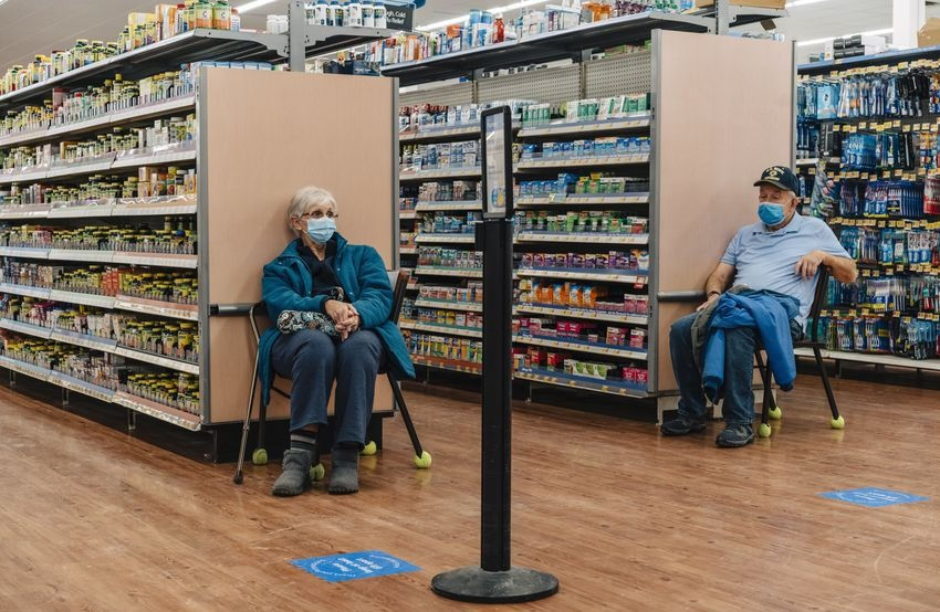 Pat Thomas y John Thomas recibieron las primeras dosis de la vacuna Covid-19 de Skowhegan Walmart el viernes.