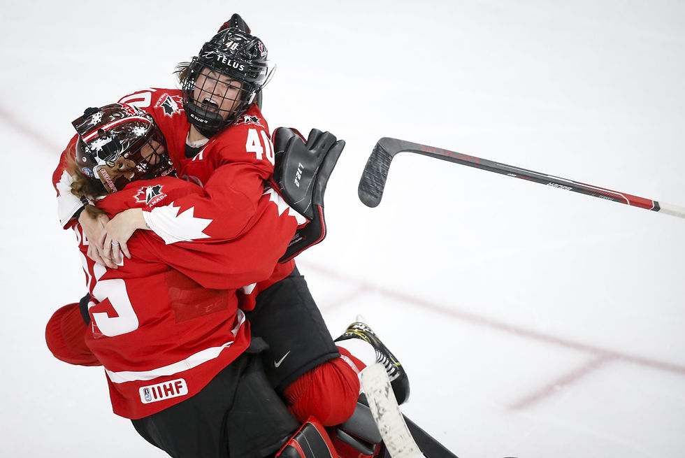 La arquera canadiense Ann-Renee Desbiens, izquierda, y Blayre Turnbull celebran ganar la final por la medalla de oro contra Estados Unidos en la acción de hockey del Campeonato Mundial Femenino IIHF en Calgary, el martes 31 de agosto de 2021.