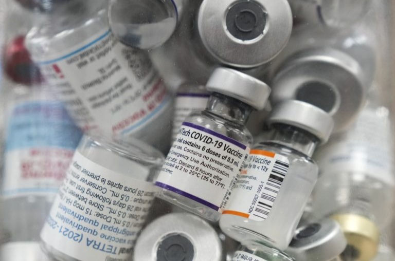 n frasco lleno de viales vacíos de la vacuna COVID-19 se muestra en la farmacia Junction Chemist durante la pandemia de COVID-19 en Toronto el miércoles 6 de abril de 2022.