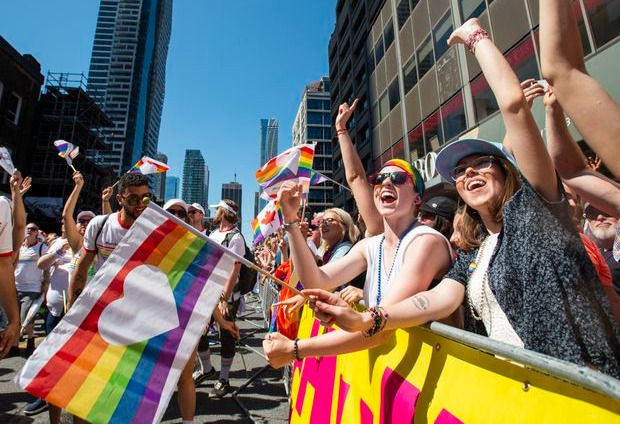 La multitud celebra a lo largo de la ruta del Desfile del Orgullo 2019 en Toronto, el sábado 23 de junio de 2019. El Orgullo de Toronto es la más grande de las cientos de celebraciones del orgullo en todo el país, que generalmente se llevan a cabo durante el mes de junio.