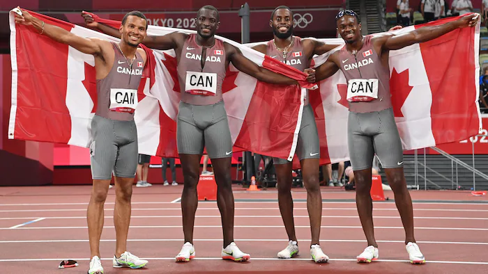 Aaron Brown, Jerome Blake, Brendon Rodney y Andre De Grasse de Canadá celebran después de ganar el bronce en los relevos masculinos de 4x100m en los Juegos Olímpicos de Tokio 2020.