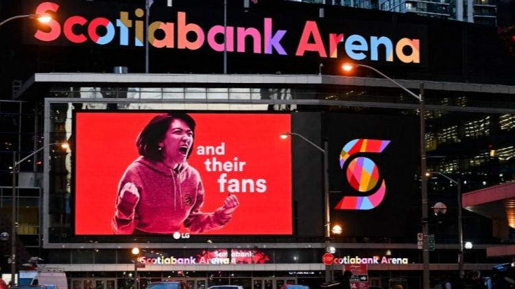 La gente pasa frente al Scotiabank Arena, donde juegan los Toronto Raptors y los Toronto Maple Leafs, en Toronto, el viernes 20 de noviembre de 2020.