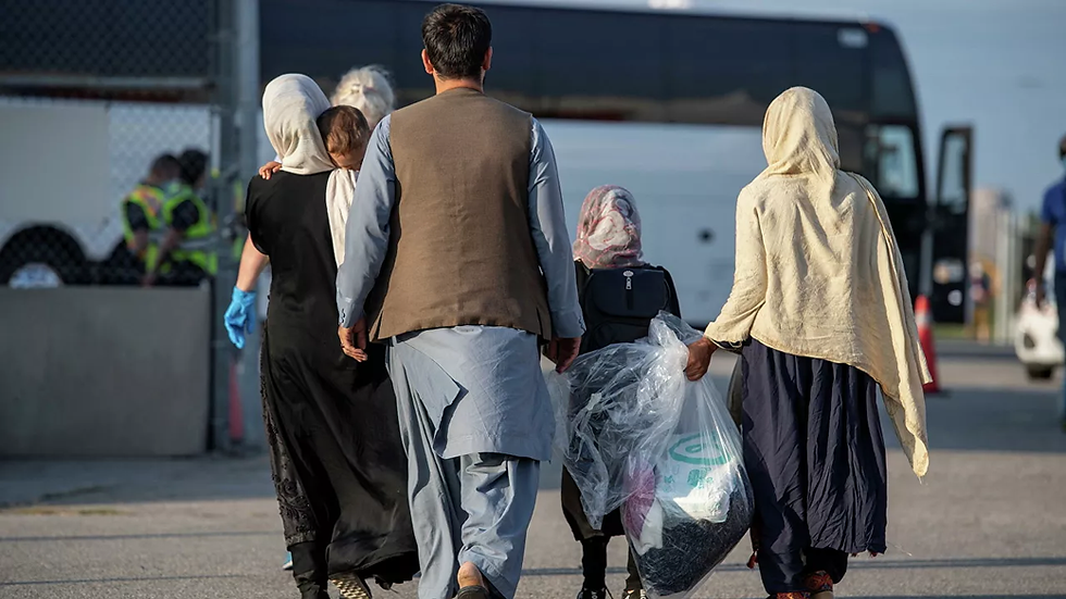 Comienzan a llegar miles de refugiados afganos a Canadá.