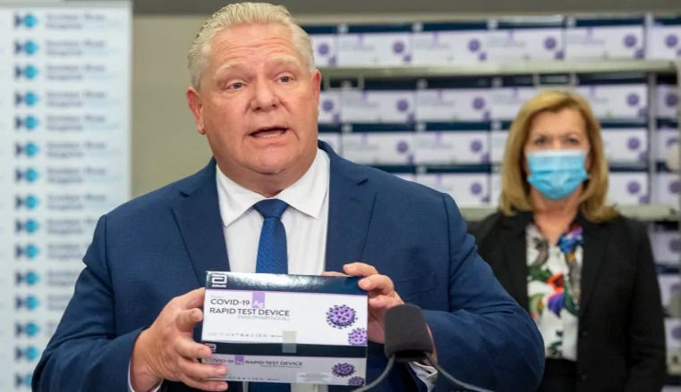 El priemier de Ontario, Doug Ford, sostiene un dispositivo de prueba rápida COVID-19 en el Hospital Humber River en Toronto en noviembre.