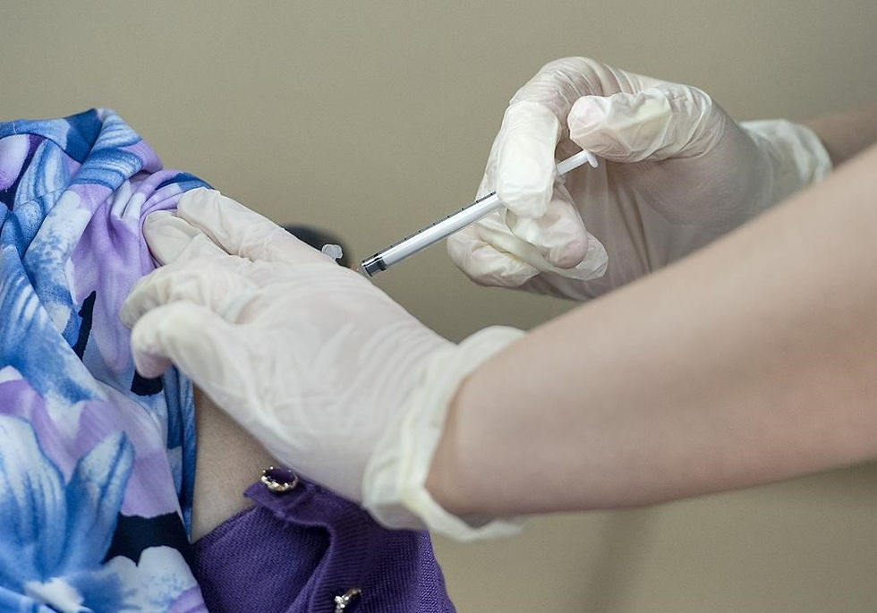 Amanda Parsons, enfermera registrada del personal de las instalaciones de Northwood Care, administra una dosis de la vacuna Moderna a Audrey Wiseman en Halifax el lunes 11 de enero de 2021.