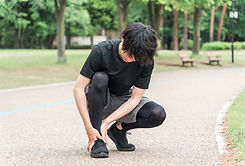スポーツ中に足を痛めた男性