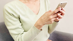 問い合わせする女性