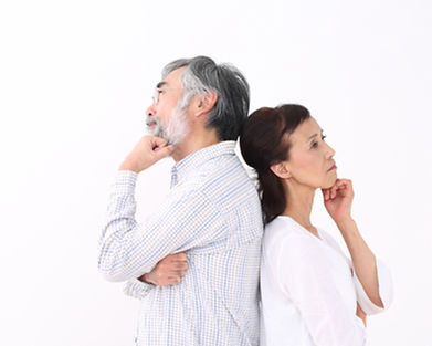 悩むシニア夫婦