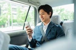 リラックスしているタクシーの乗客