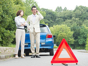 車の故障_ロードサービスを呼ぶ男性