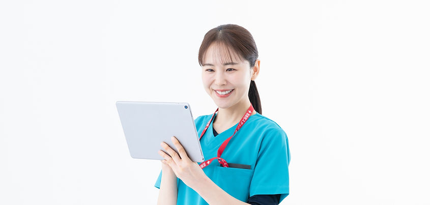 タブレットを見る歯科衛生士