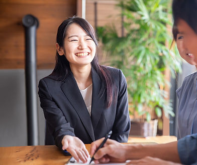 笑顔で営業する女性社員