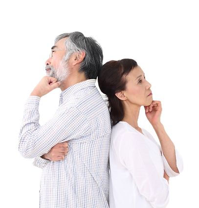 困った表情の高齢夫婦