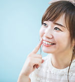 白い歯の女性