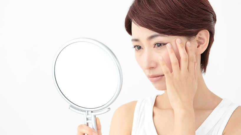 肌トラブルに悩む女性