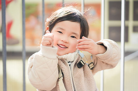 笑顔でポージングする子ども