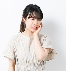 歯が痛い女性
