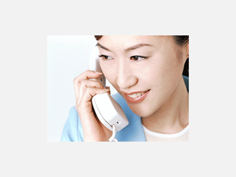 電話で話す女性