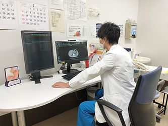 レントゲン写真を見る医師