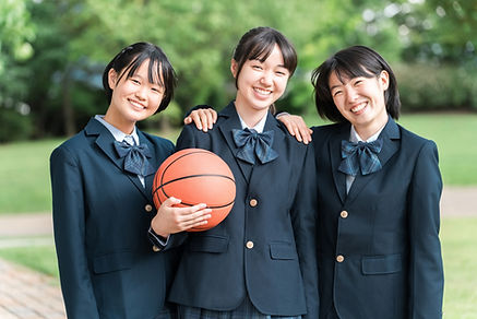 バスケットボールを持つ学生