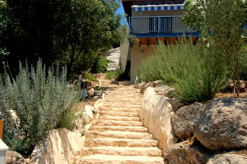 מדרגות אבן בגינה טבעית - טבעון
