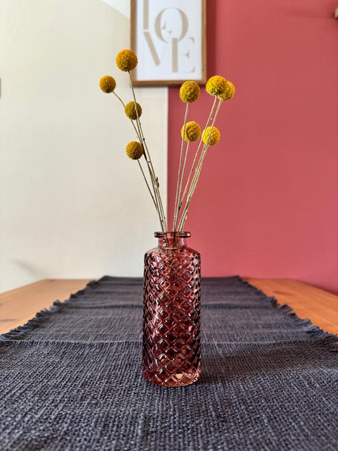 Ausstattung Appartement Kleine Auszeit 2.0: Die gelben Kugelblüten der Craspedia oder auch Trommelstöckchen sind zeitlos schön und passen hier perfekt.