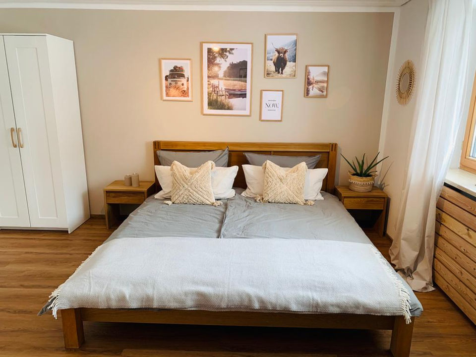 Ausstattung Appartement Kleine Auszeit: Doppelbett 180x200 mit Nachtkästchen und Kleiderschrank.