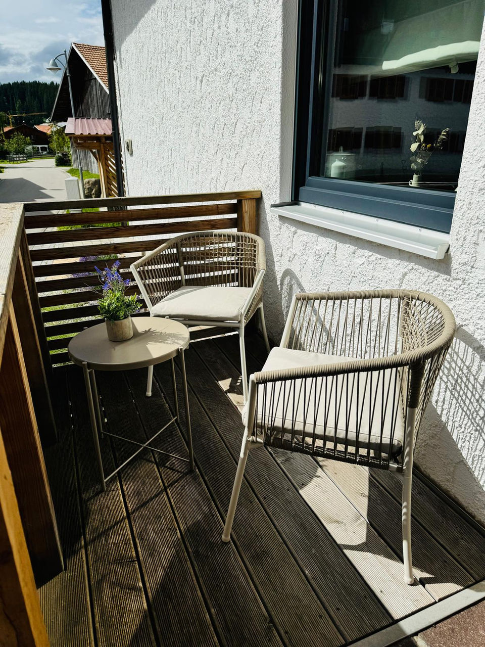 Ausstattung Appartement Kleine Auszeit: Balkon mit zwei gemütlichen Sesseln.
