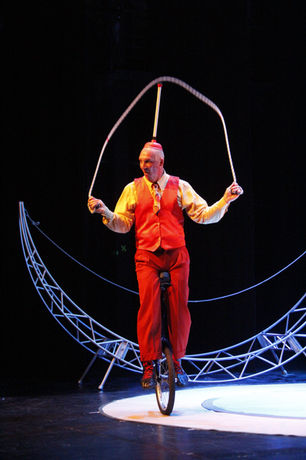 saltando la cuerda en monociclo