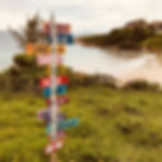 Foto da Praia da Vigia com a placa indicativa do local.