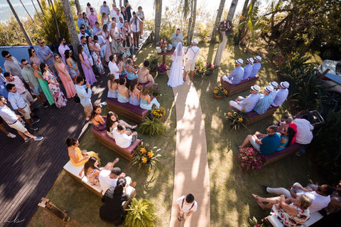 Vista aérea dos convidados em casamento na Pousada Engenho da Lagoa em dia de sol e na beira da Lagoa.