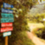 Placa de identificação da Trilha da Pedra Branca com os dizeres: Não leve nada,além de saudades. Não deixe nada, além de pegadas.