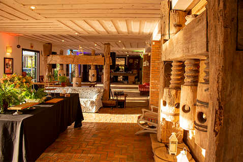 Pousada Engenho da Lagoa recebendo uma decoração para formatura no fim de tarde.